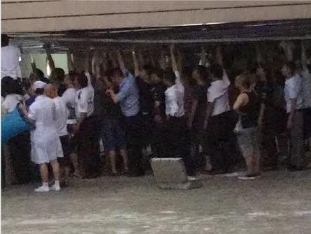 痛心！福建一名5岁男童被卷入小区地下车库卷帘门！不幸身亡